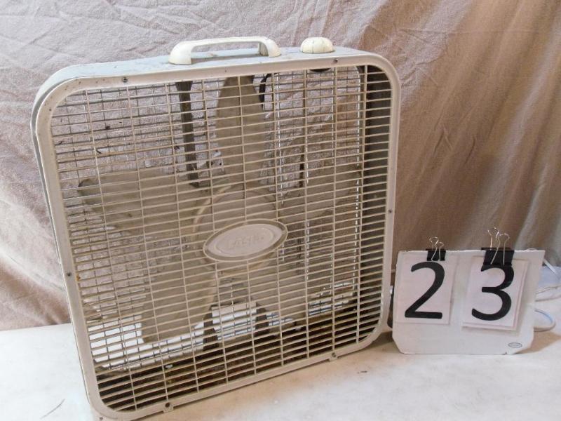 lot 23 image: Lasko 3 Speed Box Fan. Tested and W...