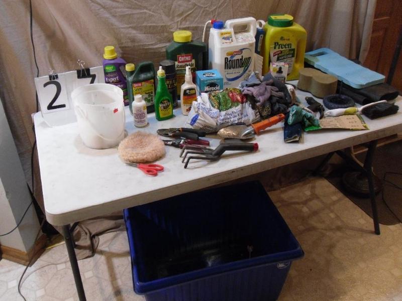 lot 27 image: Lot of Lawn and Garden Items. Kneel...