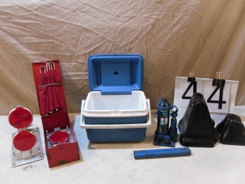 lot 44 image: 2 Ton Bottle&nbspJack, Set of Road...
