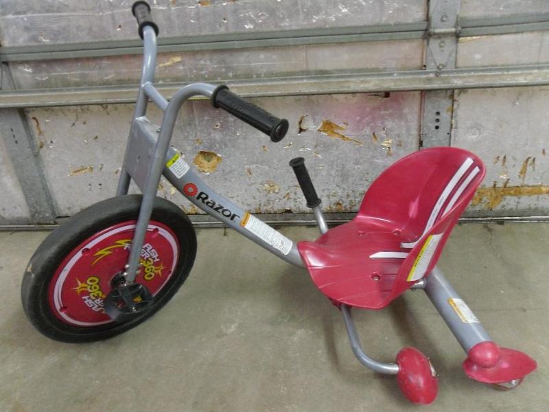lot 5 image: Razor Trike Flash Rider 360. Swivel...