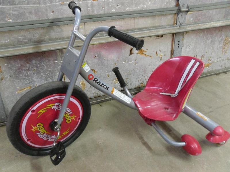 lot 6 image: Razor&nbspTrike&nbspFlash Rider 3...