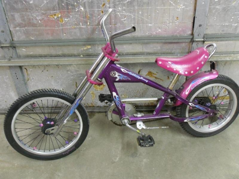 lot 8 image: Girls Schwinn&nbspSting Ray choppe...