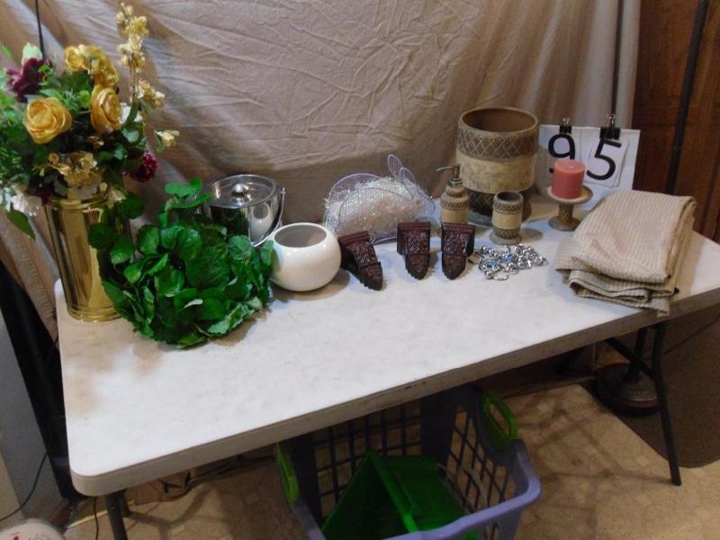 lot 95 image: Nice Bathroom Set, Curtain Rod Hold...