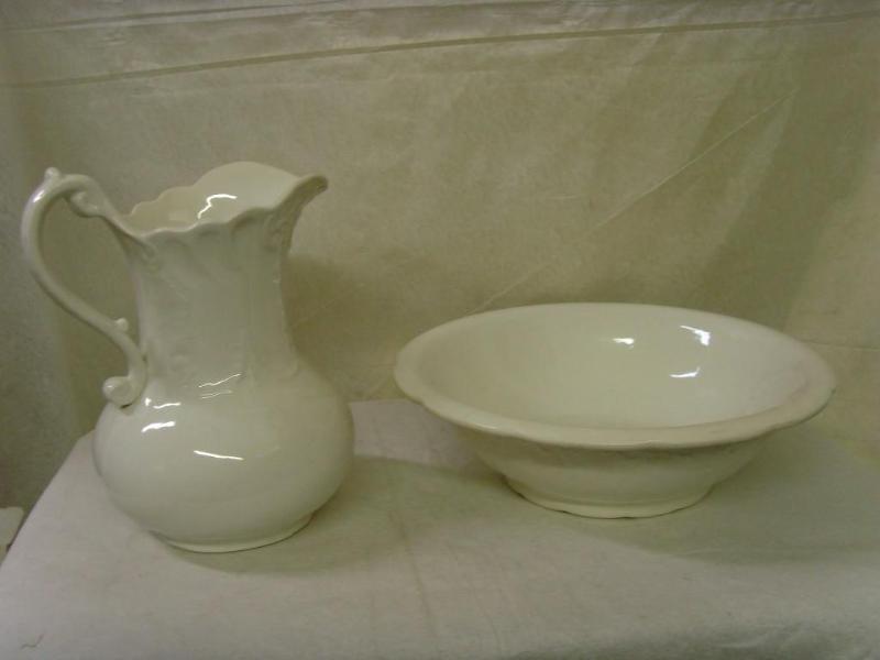 lot 11 image: Pitcher and Wash Basin
