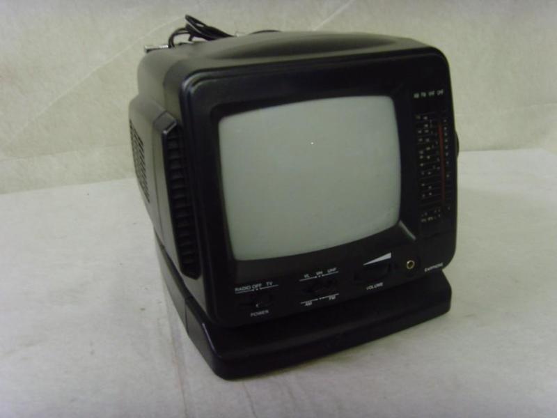 lot 15 image: Portable ACDC TV Radio