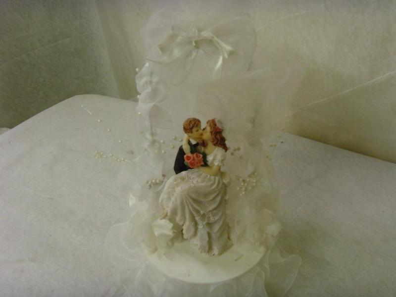 lot 38 image: Classic Wedding Cake Topper