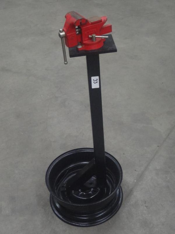 lot 33 image: Like New Fuller 3.5" Vise On S...