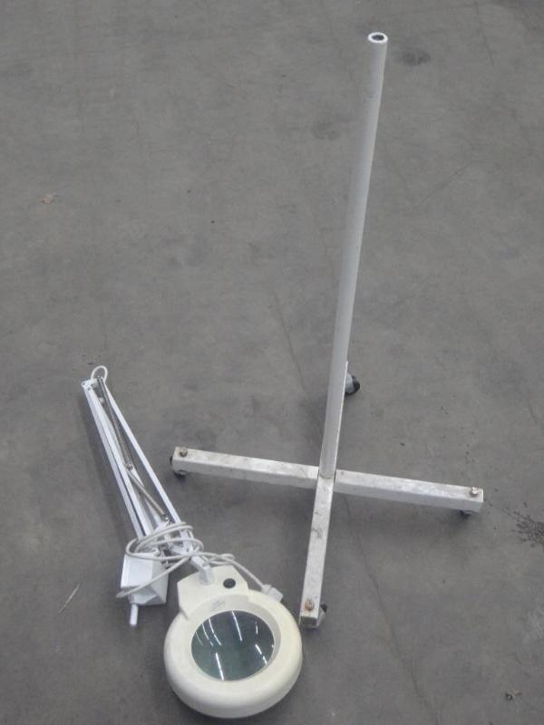 lot 50 image: Lighted Adjustable Magnifying Light...