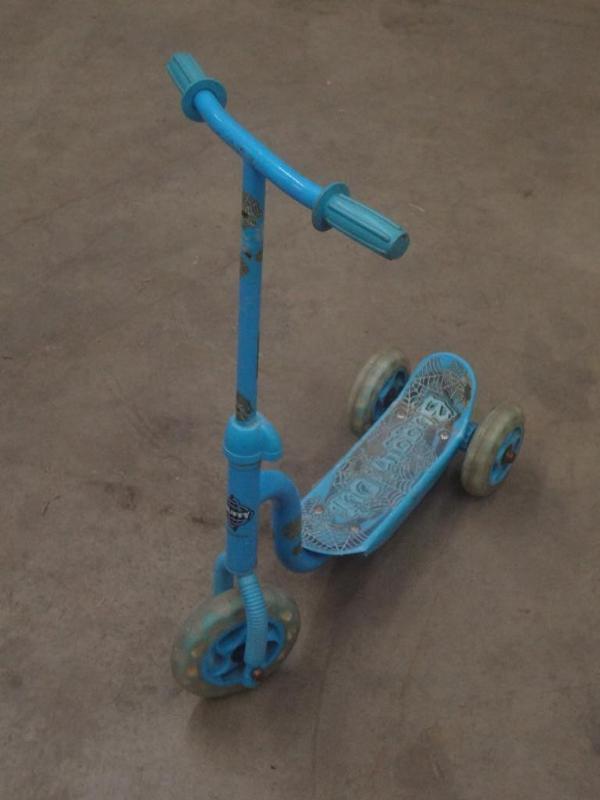 lot 59 image: Huffy Toddlers Scooter...