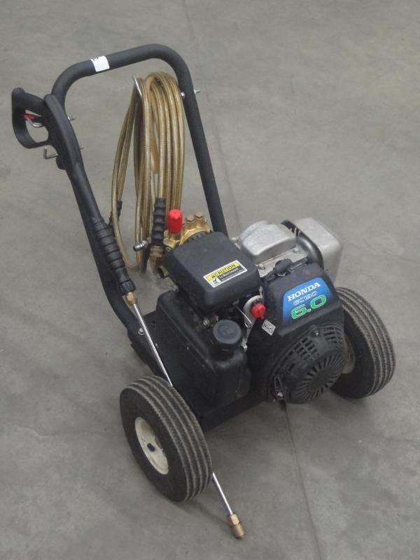 lot 6 image: Honda 6HP Pressure Washer With Hose...