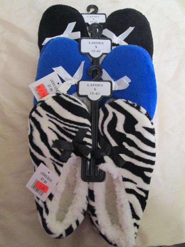 3 pair of ladies size small slipper...