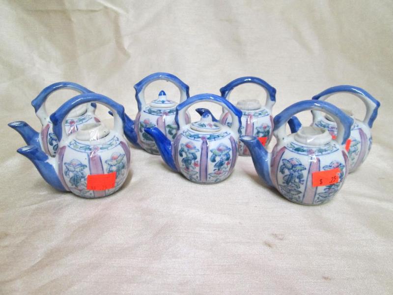 Lot of 7 miniature teapots with lid...