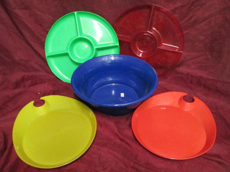 Nice lot of plastic serving trays a...