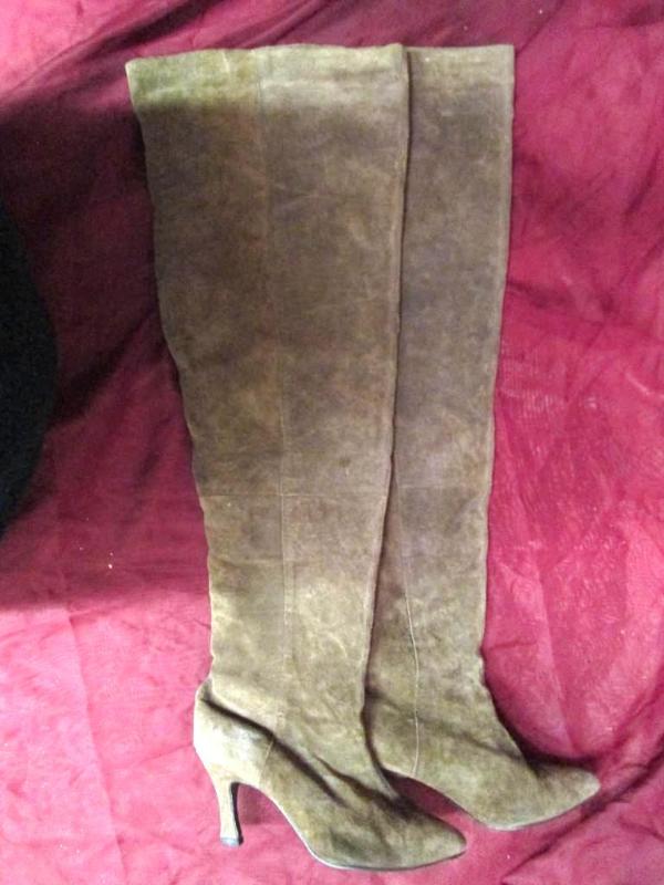 Pair of very nice brown suede thigh...