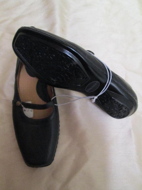 Womens black Cherokee dress shoes....