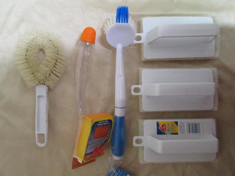 Lot of new kitchen scrub brushes fo...