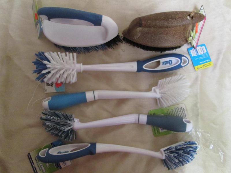 Lot of new utility scrub brushes....