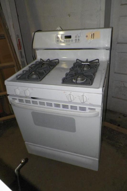 lot 11 image: Hotpoint Gas Stove