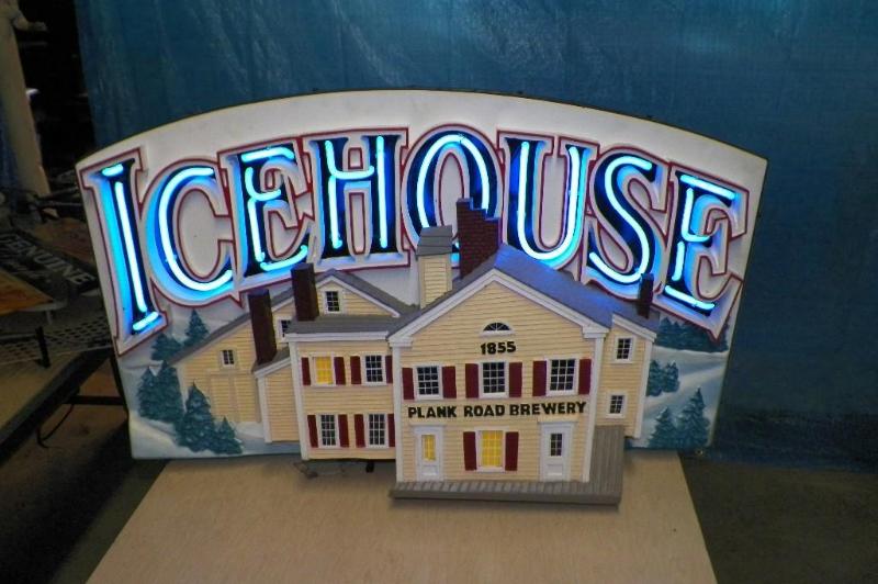 lot 18 image: Ice House Neon Beer Sign