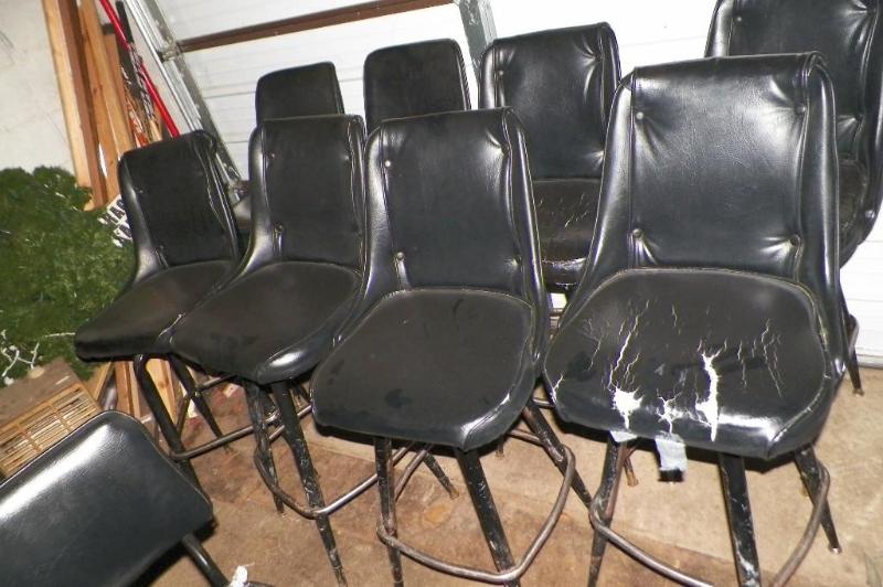 lot 21 image: 8 Bar Stools