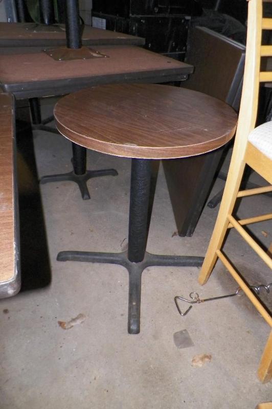 lot 27 image: 24 inch round table