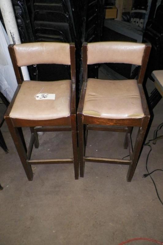 lot 36 image: 2 Bar Stools