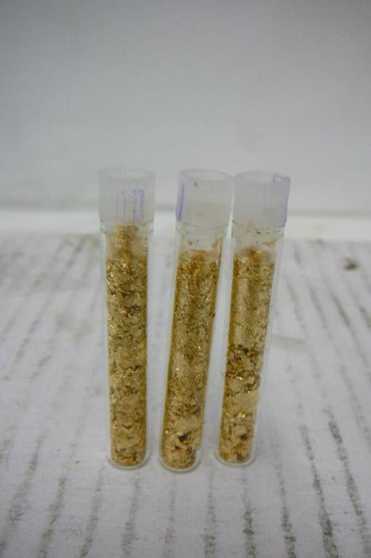 lot 2 image: 3 Vials of Gold Flakes 2&quotL x 1...