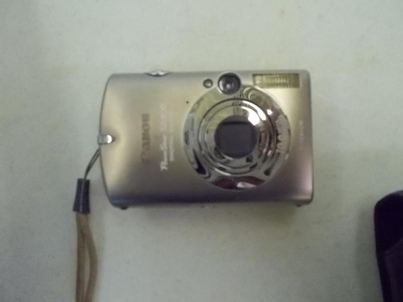 lot 15 image: Canon Power Shot SD900 digital came...