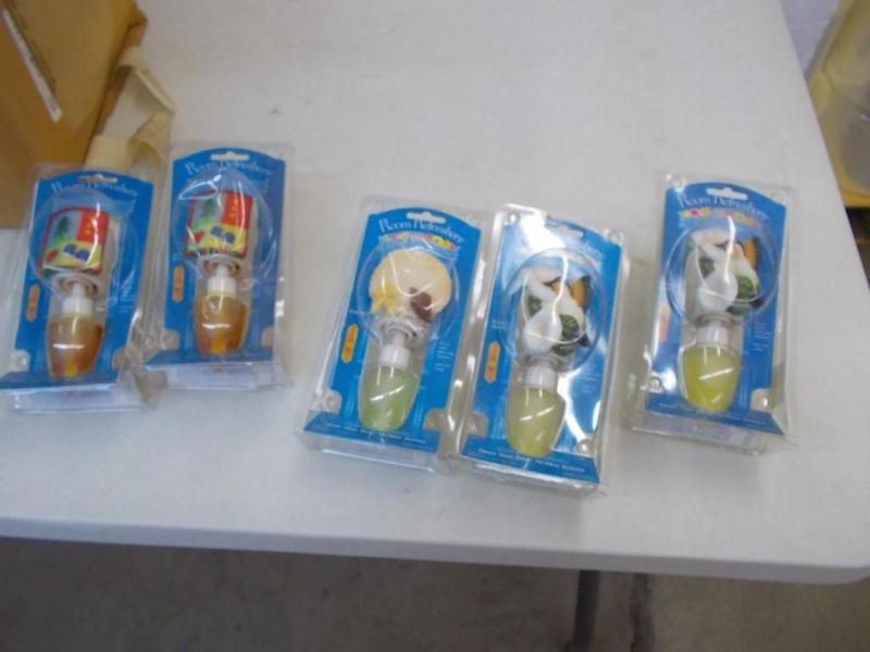 lot 37 image: 18 Air freshenersroom refreshers. ...