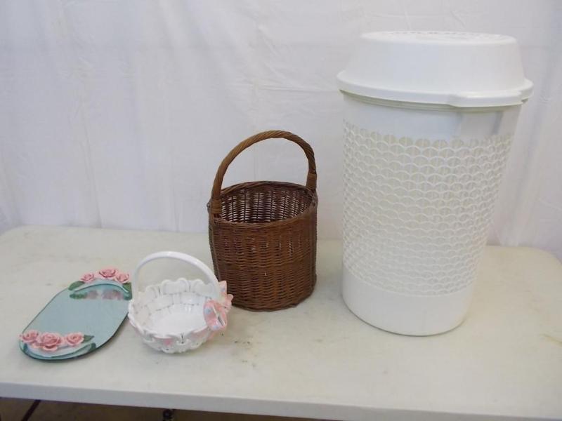lot 45 image: A tall white plastic clothes basket...