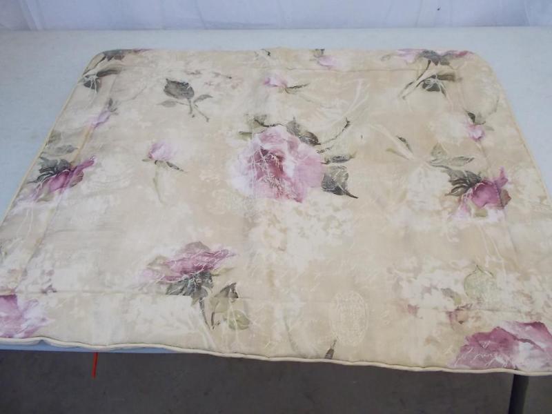 lot 47 image: Queen size comforter set.  Com...
