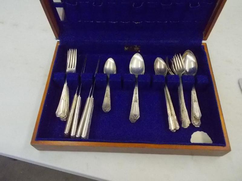 lot 51 image: 40 pieces of flatware.  Nice w...