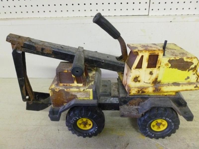 Large Tonka metal crane, measures 2...