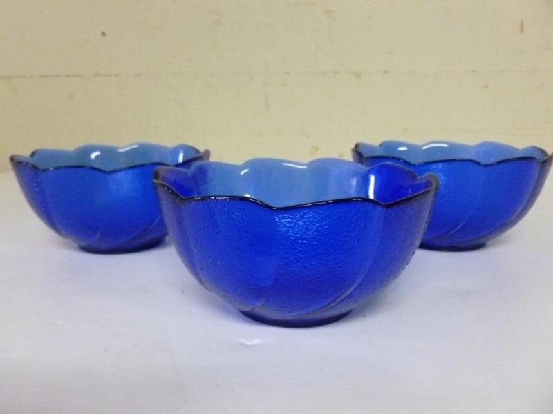 Lot of three matching cobalt blue g...