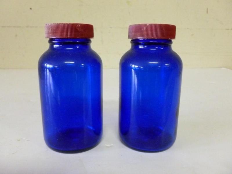 Lot of two vintage cobalt blue glas...