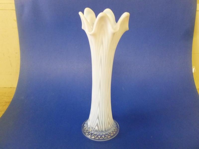 Beautiful Fenton French White Opale...