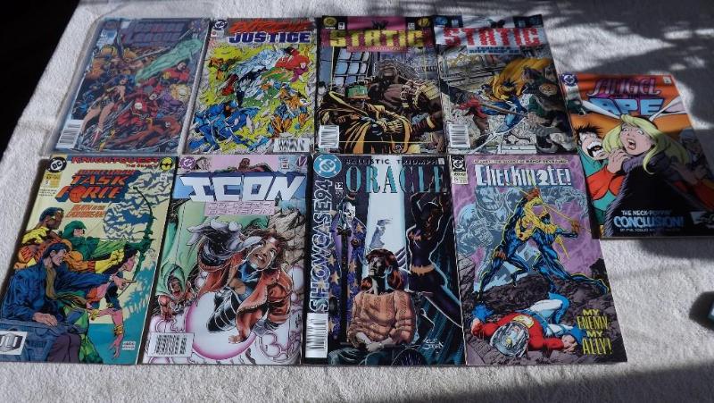 9 DC Comic Books, Mixed Lot Extrem...
