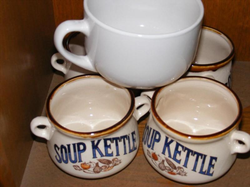 lot 10 image: 4 Soup Kettle Mugs, and 1 large whi...