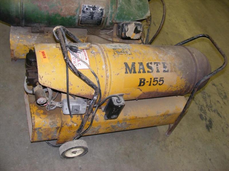 lot 33 image: Master B155 Portable Space Heater...