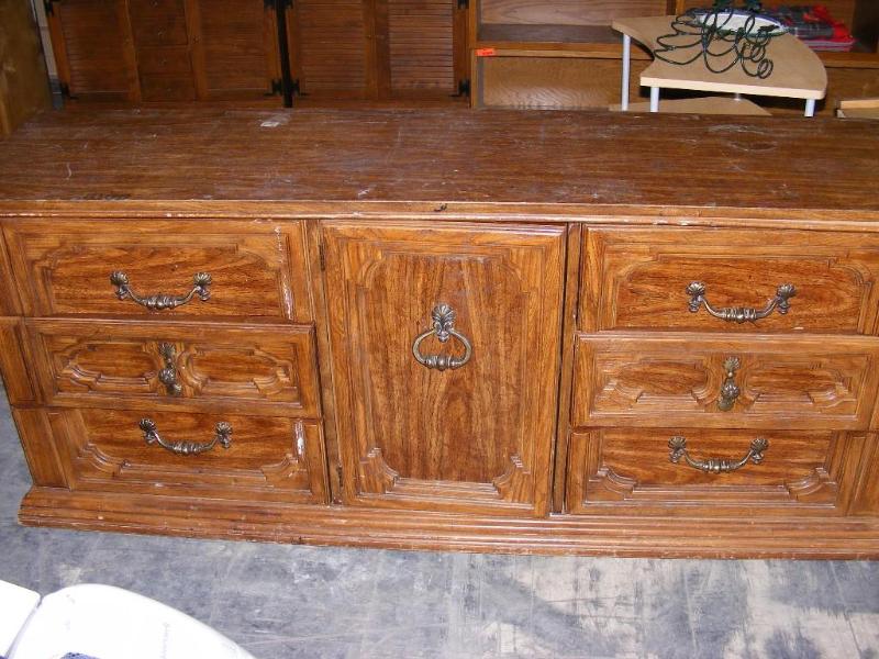 lot 73 image: Dresser, 6 drawers and center cabin...