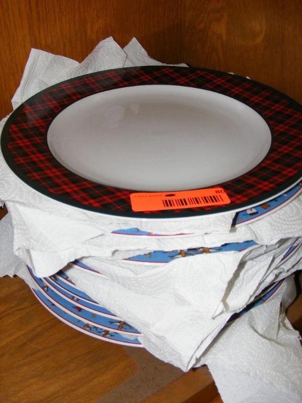 lot 80 image: Lot of Christmas Plates, one plate ...