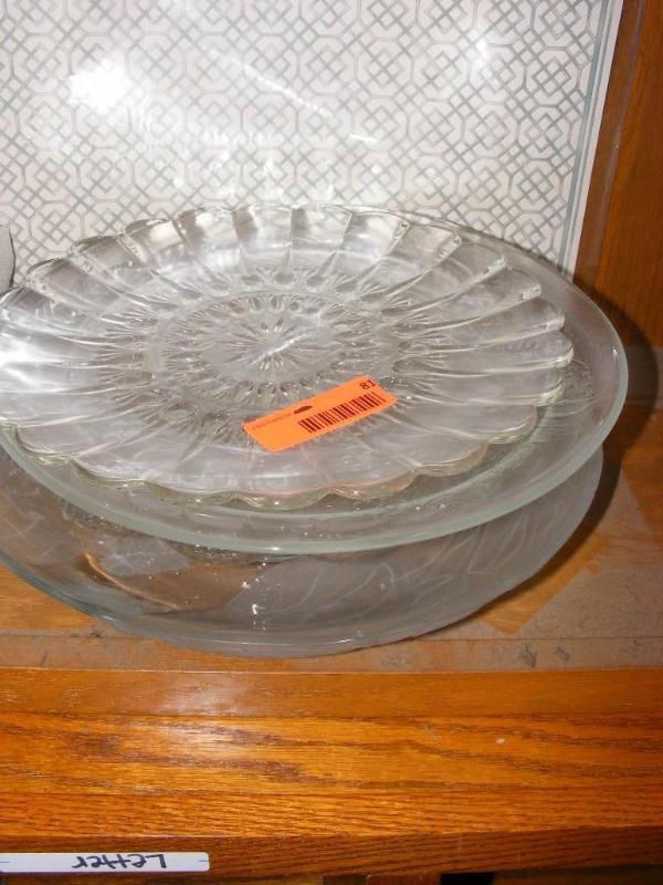 lot 81 image: lot of glass serving platters, one ...