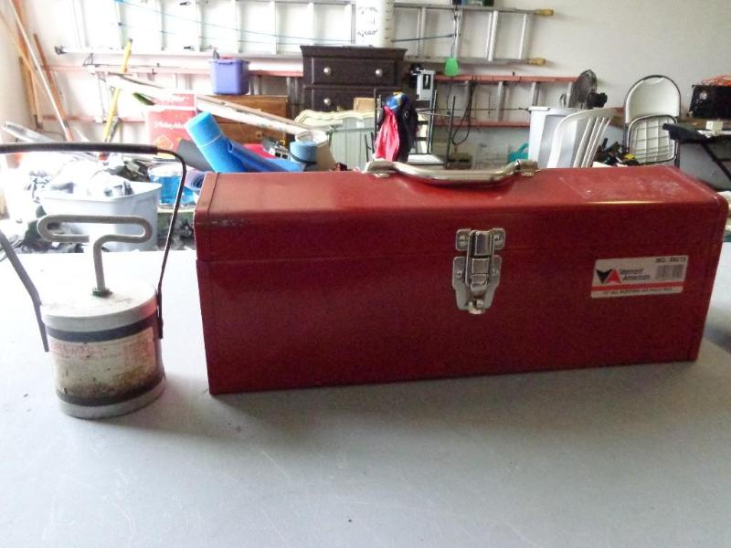 lot 12 image: Vermont American toolbox in excelle...