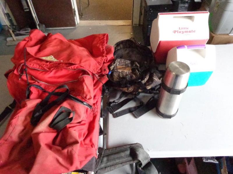 lot 23 image: Fieldline camo pack, Hiking pack, 2...