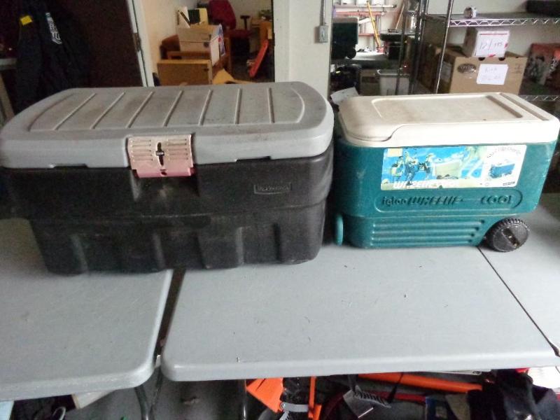 lot 27 image: Igloo rolling cooler, Rubbermaid st...