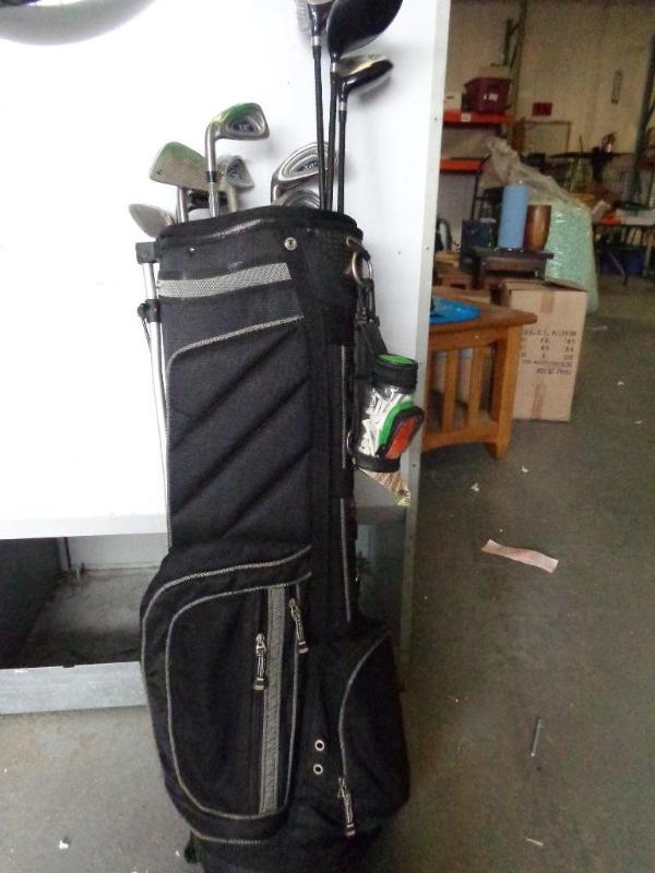 lot 31 image: Golf bag with built in stand. ...