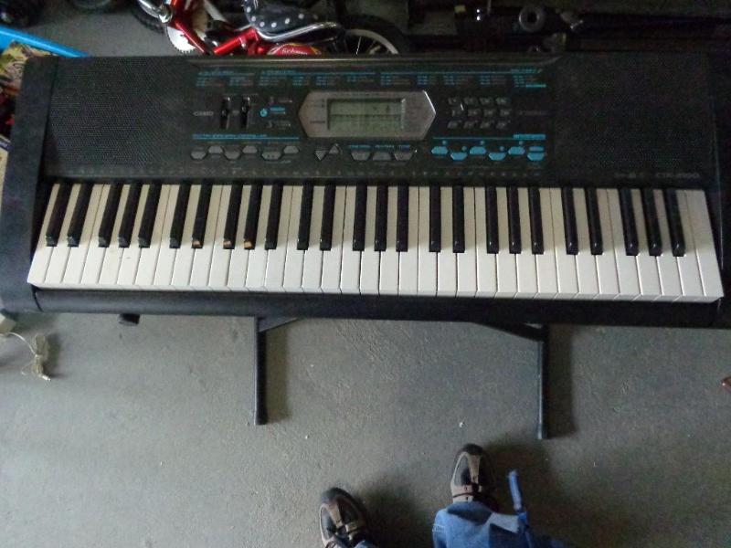 lot 32 image: Casio CTK-2100 electronic keyboard ...