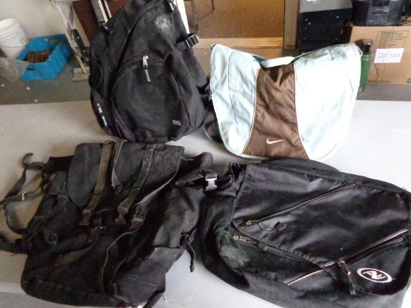 lot 39 image: 4 computer and courrier bags fro br...
