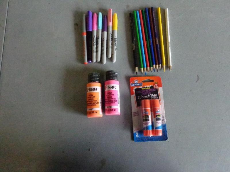 lot 40 image: Craft kit including beads, colored ...