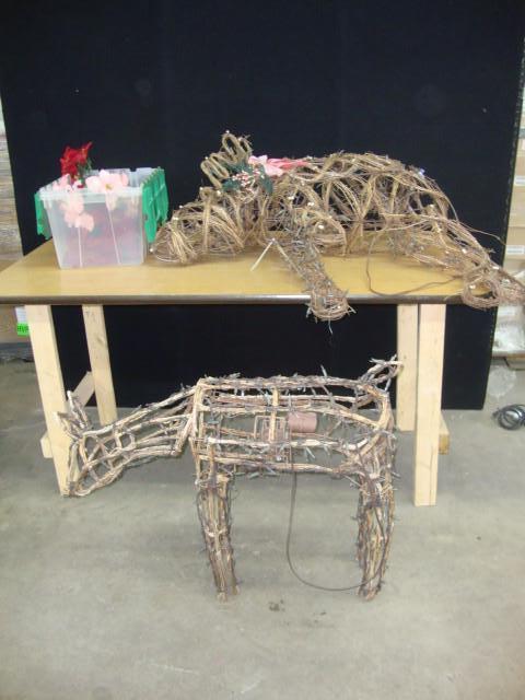 lot 67 image: Christmas Decorations, 2 Light Up M...